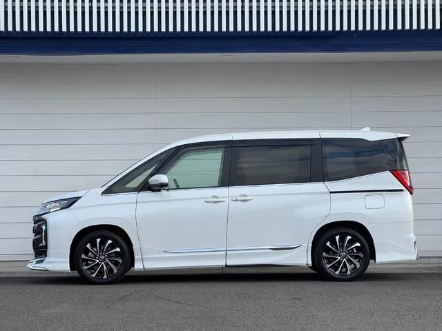 TOYOTA NOAH 2025