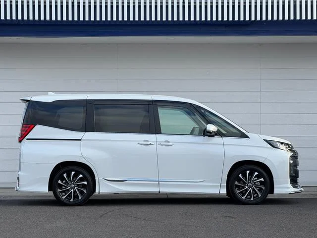 TOYOTA NOAH 2025