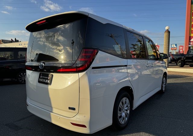 TOYOTA NOAH 2024