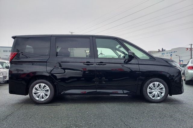 TOYOTA NOAH 2025